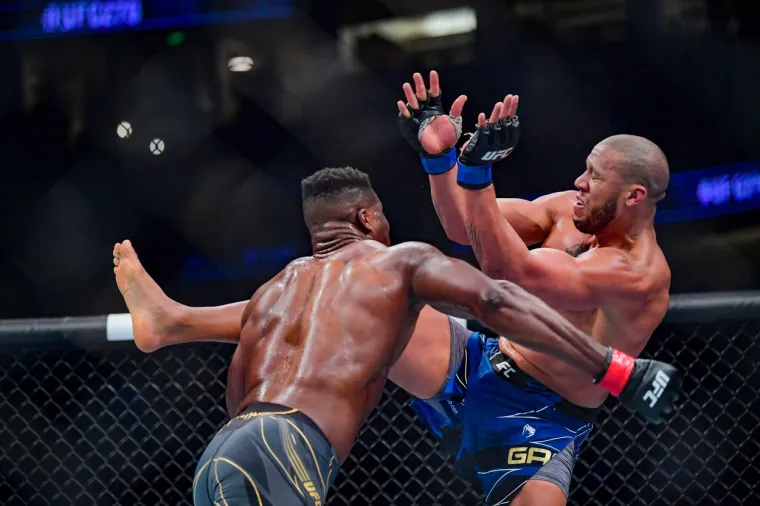 Rat kakav se dugo nije vidio u UFC-u. Pogledajte kako je Ngannou iznenadio sve i na neočekivan način svladao Ganea
