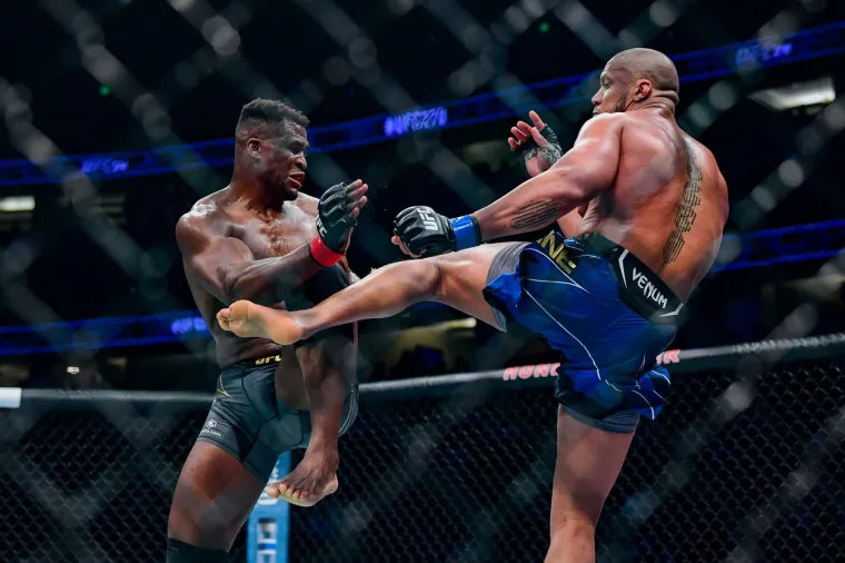 Rat kakav se dugo nije vidio u UFC-u. Pogledajte kako je Ngannou iznenadio sve i na neočekivan način svladao Ganea