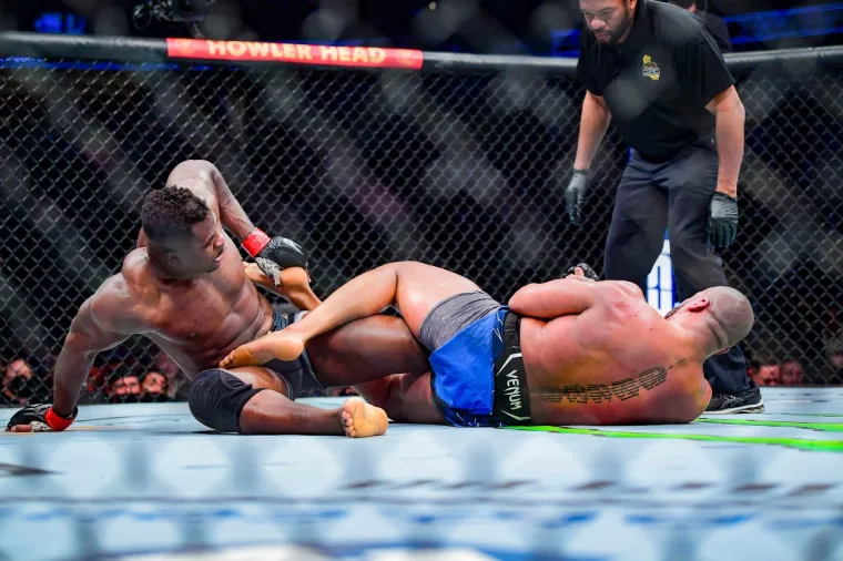 Rat kakav se dugo nije vidio u UFC-u. Pogledajte kako je Ngannou iznenadio sve i na neočekivan način svladao Ganea