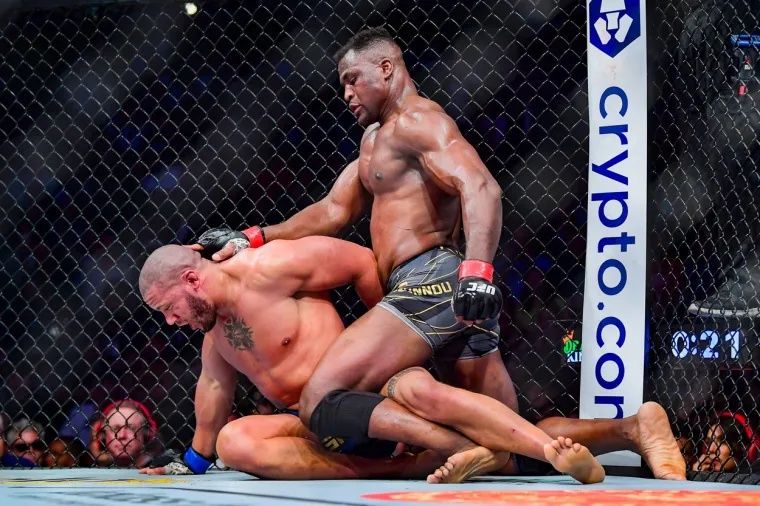 Rat kakav se dugo nije vidio u UFC-u. Pogledajte kako je Ngannou iznenadio sve i na neočekivan način svladao Ganea