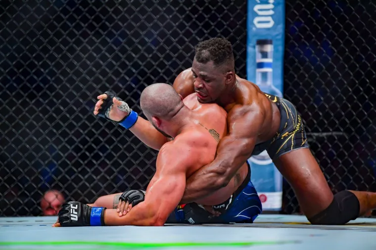 Rat kakav se dugo nije vidio u UFC-u. Pogledajte kako je Ngannou iznenadio sve i na neočekivan način svladao Ganea
