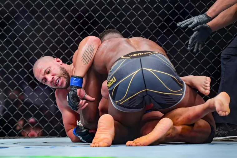 Rat kakav se dugo nije vidio u UFC-u. Pogledajte kako je Ngannou iznenadio sve i na neočekivan način svladao Ganea