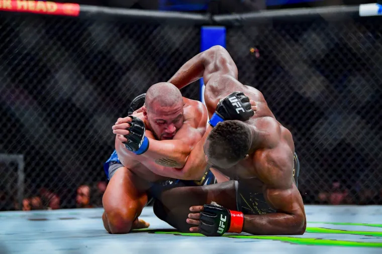 Rat kakav se dugo nije vidio u UFC-u. Pogledajte kako je Ngannou iznenadio sve i na neočekivan način svladao Ganea