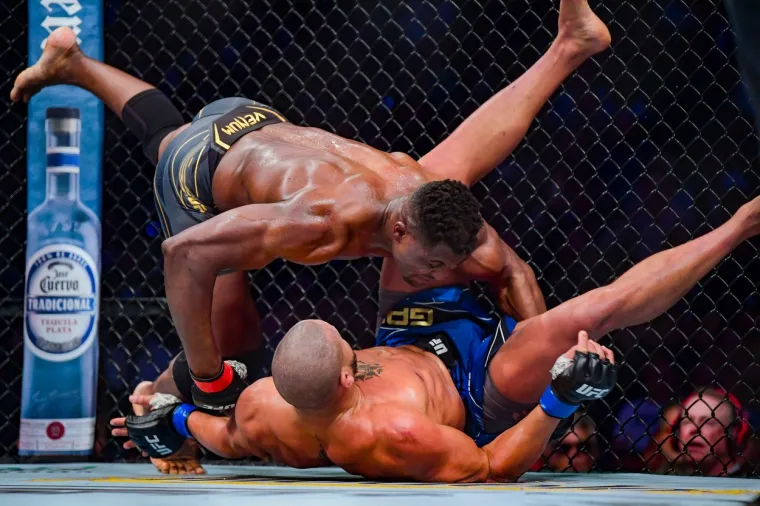 Rat kakav se dugo nije vidio u UFC-u. Pogledajte kako je Ngannou iznenadio sve i na neočekivan način svladao Ganea