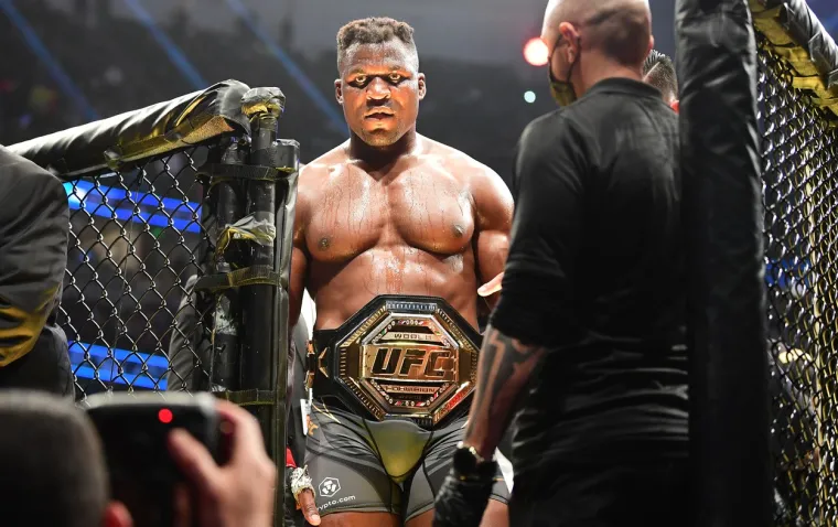 Rat kakav se dugo nije vidio u UFC-u. Pogledajte kako je Ngannou iznenadio sve i na neočekivan način svladao Ganea