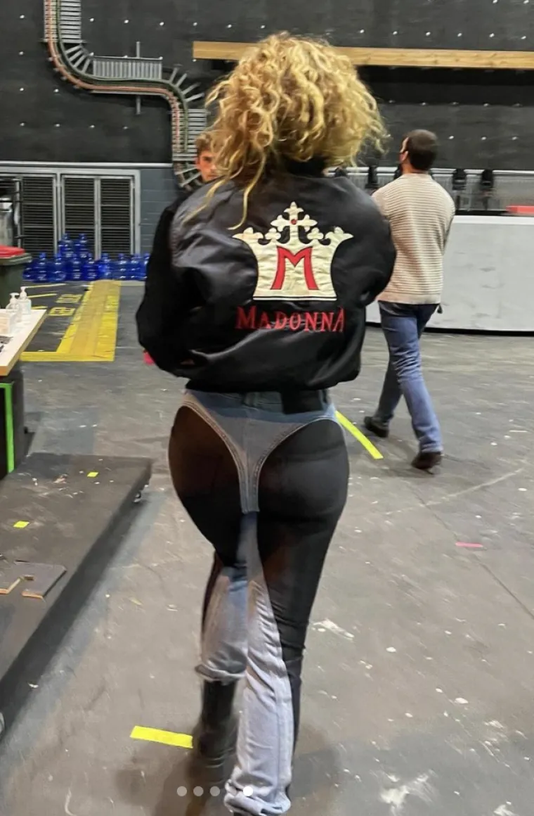 Nikome ne stoje traperice Thierryja Muglera tako kao Riti Ori: Pogledajte tu guzu, sa svih strana