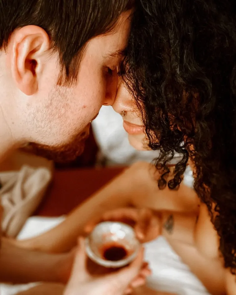 Pije menstrualnu krv i maže je po licu: Eksplicitno je pokazala kako vraća svoju 'urođenu svetost' i šokirala mase