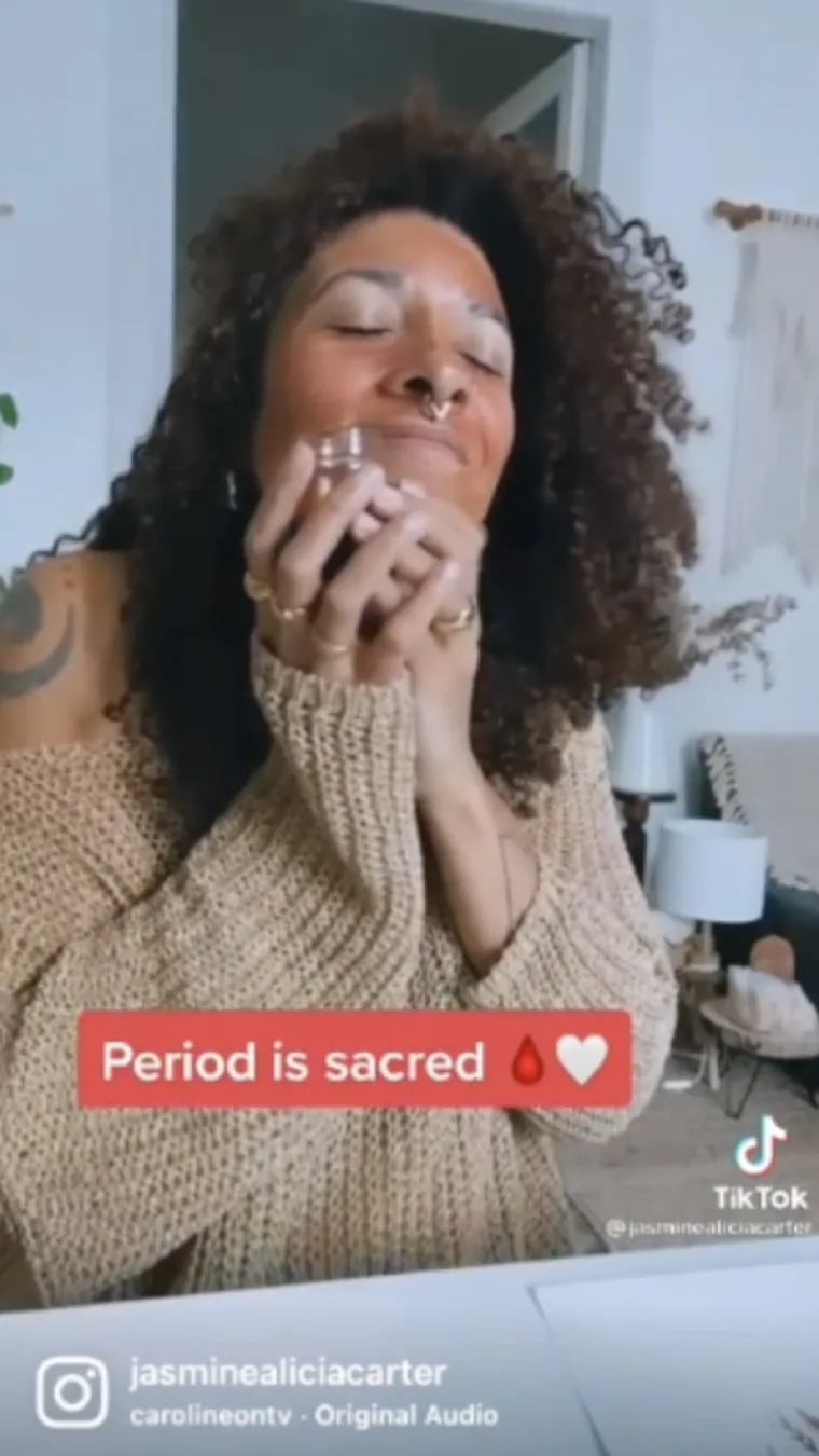Pije menstrualnu krv i maže je po licu: Eksplicitno je pokazala kako vraća svoju 'urođenu svetost' i šokirala mase