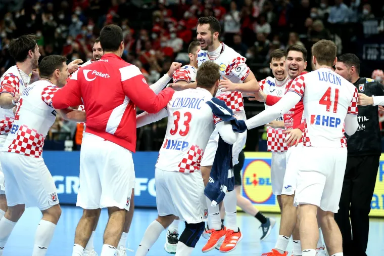 Hrvatska rukometna reprezentacija slavi dramatičnu pobjedu nad Islandom na Euru.
