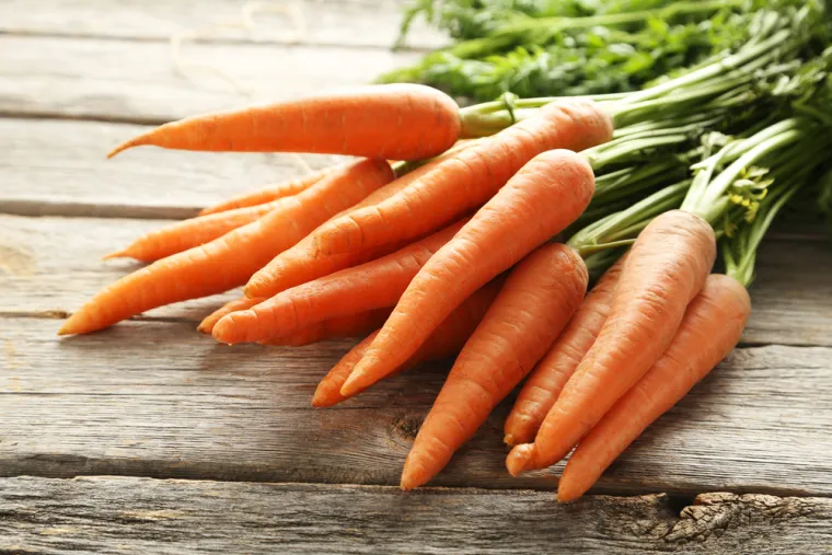 Sa samo 41 kalorijom po obroku, mrkva je povrće koje je bogato kalijem, manganom, vlaknima, vitaminom A, vitaminom E, vitaminom C i vitaminom K. Osim toga, mrkva pomaže u borbi protiv kolesterola, hipertenzije i bolesti srca. Mrkva također pomaže poboljšanju vida i odlična je hrana s &quot;negativnim kalorijama&quot; koja se može uključiti u svakodnevnu prehranu. 