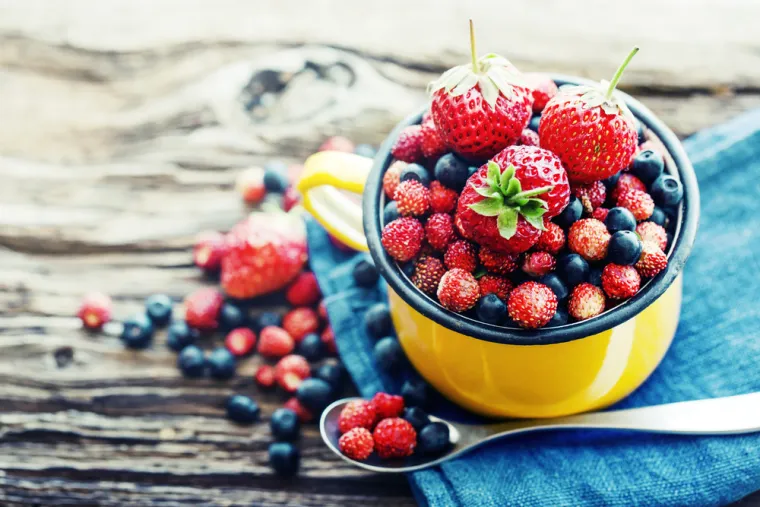 Bobičasto voće koristi se kao prilog uz mnoga jela te kao sastojak mnogih delicija. Borovnice, maline i kupine, bogate su vitaminom C, antioksidantima, esencijalnim mineralima i vodom. Pola šalice bobičastog voća sadrži samo 32 kalorije i stoga su jedan od najboljih primjera namirnica koje možete grickati, a da se ne udebljate.