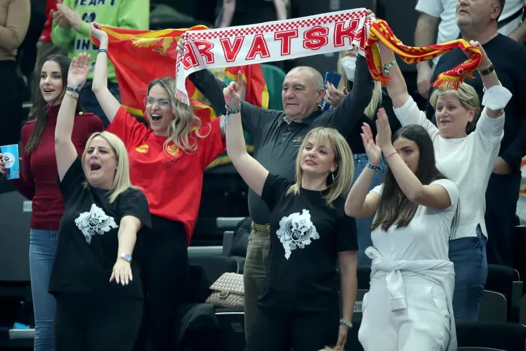 Kakvu je poruku htio poslati? Hrvatski navijač u&scaron;uljao se među Crnogorce, pogledajte &scaron;to je imao u rukama