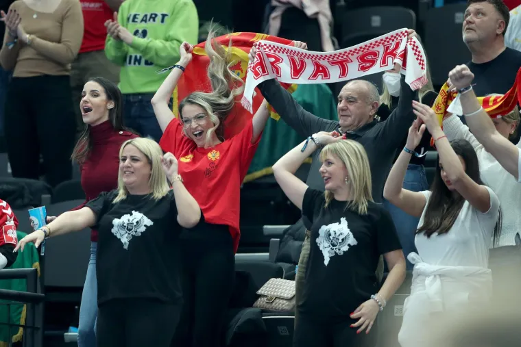 Kakvu je poruku htio poslati? Hrvatski navijač u&scaron;uljao se među Crnogorce, pogledajte &scaron;to je imao u rukama