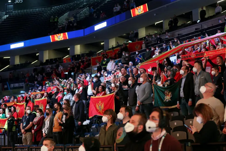 Kakvu je poruku htio poslati? Hrvatski navijač u&scaron;uljao se među Crnogorce, pogledajte &scaron;to je imao u rukama