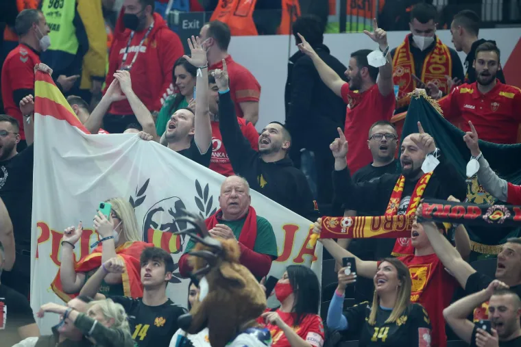 Kakvu je poruku htio poslati? Hrvatski navijač u&scaron;uljao se među Crnogorce, pogledajte &scaron;to je imao u rukama