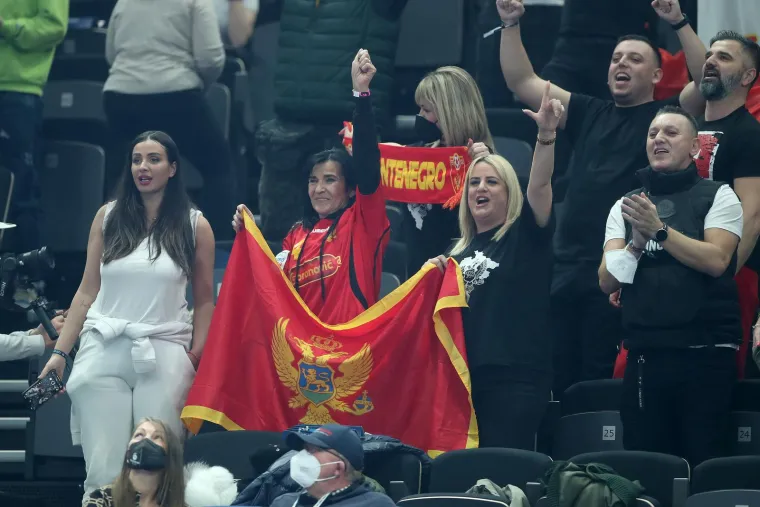 Kakvu je poruku htio poslati? Hrvatski navijač u&scaron;uljao se među Crnogorce, pogledajte &scaron;to je imao u rukama