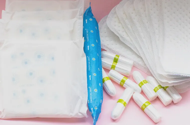 3. Menstualne potrepštine: Ovo bi vas moglo šokirati, ali proizvodi za menstruaciju (tamponi, ulošci itd.) također se nikada ne smiju bacati u WC školjku. Ovi proizvodi su namijenjeni da apsorbiraju vodu, a ne da se razgrađuju u njoj, što znači da će se samo proširiti kada ih isperete — a to definitivno nije dobro za vaš vodovod.