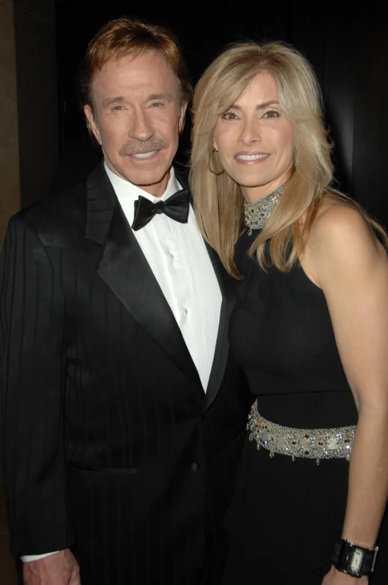 Chuck Norris (81) i Gena O’Kelley (59) vjenčali su se 1998. i imaju dvoje djece, Dakotu i Danilee.
Budući da je supruga slavnog glumca oduvijek bolovala od kroničnih bolesti, on je uvijek bio uz nju i pomagao joj koliko je mogao. Naime, Chuck Norris je 2017. otvoreno izjavio da se maknuo s holivudske scene kako bi proveo više vremena sa svojom suprugom Genom. Osim toga, tabloidi su prošle godine prenijeli da zdravstveno stanje Norrisove supruge ne ide na bolje te da ima problema s pamćenjem i kroničnom drhtavicom, a kako bi joj pomogao ublažiti sve te bolne simptome - Norris je angažirao sve moguće liječnike kako bi joj pomogao...