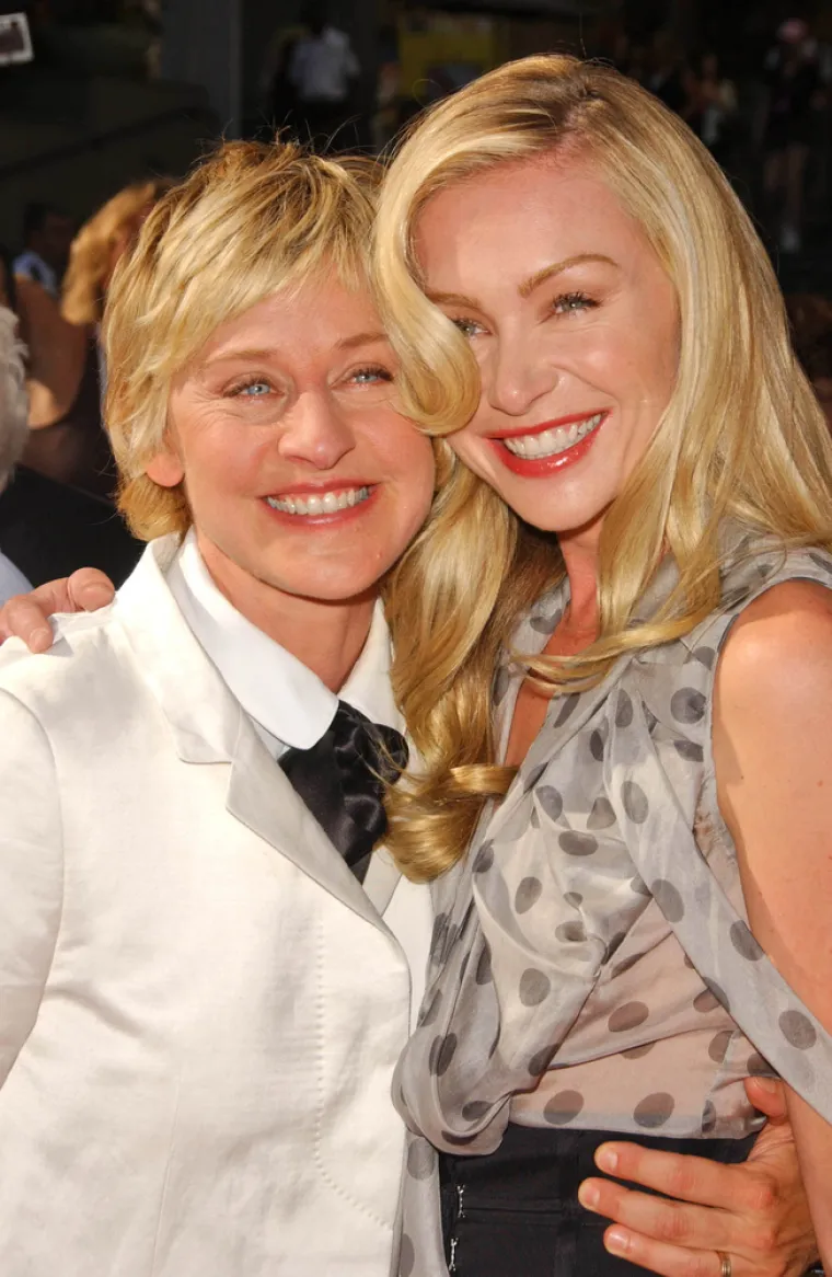 Ellen DeGeneres (63) i Portia de Rossi (48) u braku su više od 13 godina.
Ovaj par odlučio je ovjekovječiti svoju vezu nakon što im je omogućeno stupiti u istospolnu zajednicu 2008. &quot;Mi smo odrasle zajedno kao par, cijenimo jedna drugu i našu vezu stavljamo na prvo mjesto&quot;, rekla je de Rossi za People te istaknula: &quot;Tako postaješ puno čvršći. Ne mogu zamisliti da provodim vrijeme s bilo kim osim s njom.&quot; 