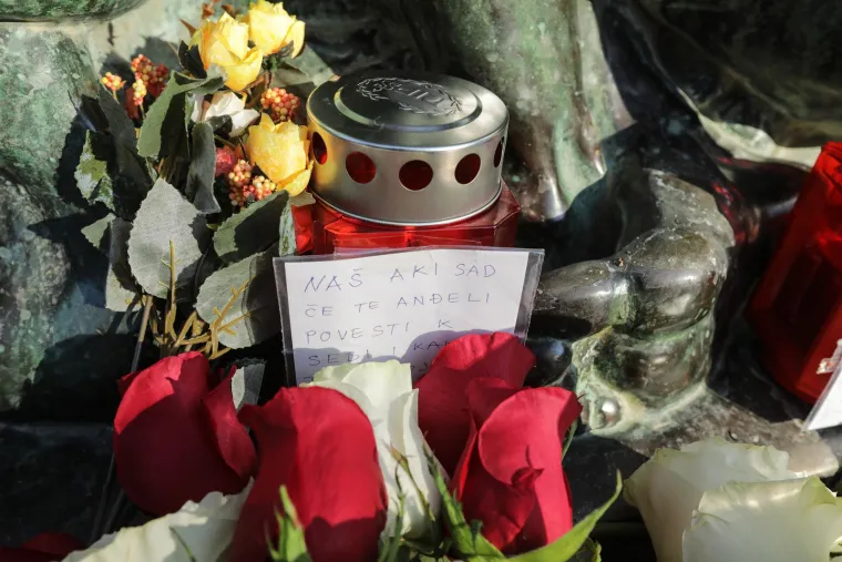 Slomljeni Hus i prijatelji odali počast Akiju Rahimovskom, a fanovi ostavljaju poruke koje diraju u srce