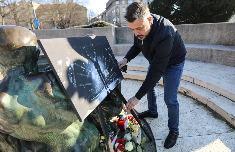 Slomljeni Hus i prijatelji odali počast Akiju Rahimovskom, a fanovi ostavljaju poruke koje diraju u srce