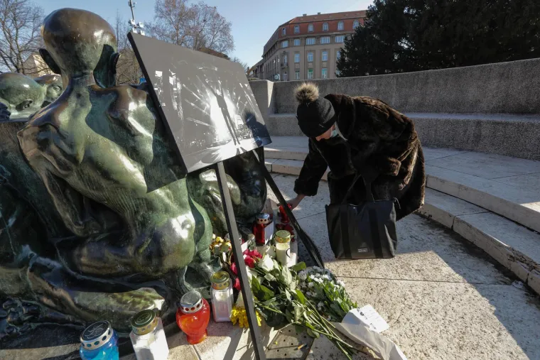 Slomljeni Hus i prijatelji odali počast Akiju Rahimovskom, a fanovi ostavljaju poruke koje diraju u srce