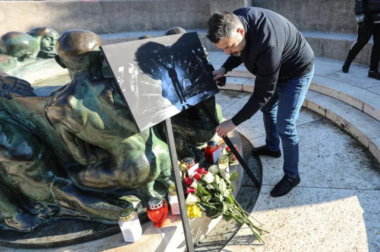 Slomljeni Hus i prijatelji odali počast Akiju Rahimovskom, a fanovi ostavljaju poruke koje diraju u srce