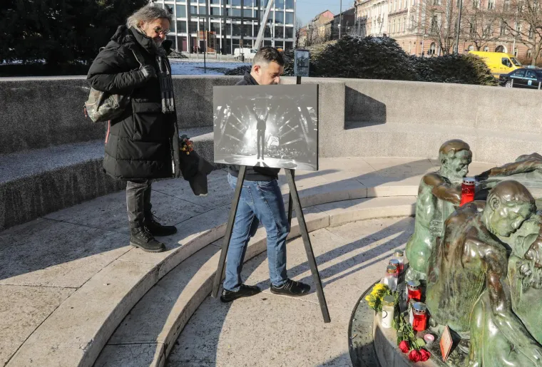 Slomljeni Hus i prijatelji odali počast Akiju Rahimovskom, a fanovi ostavljaju poruke koje diraju u srce