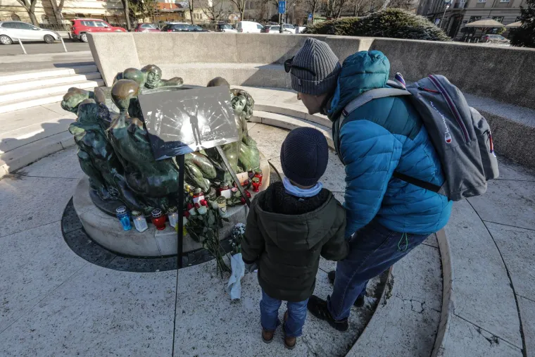 Slomljeni Hus i prijatelji odali počast Akiju Rahimovskom, a fanovi ostavljaju poruke koje diraju u srce