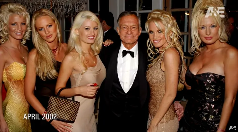 Madison se dotaknula i plastičnih operacija u vili, objasnivši da su sve djevojke težile tome da budu identične jedna drugoj. Madison je također priznala da je &quot;napravila grudi i nos&quot;, a ispričala je i to da ju je Hefner izvrijeđao zbog toga što je jednom prilikom bez njegova saznanja i odobrenja otišla frizeru i ošišala se na kratko.