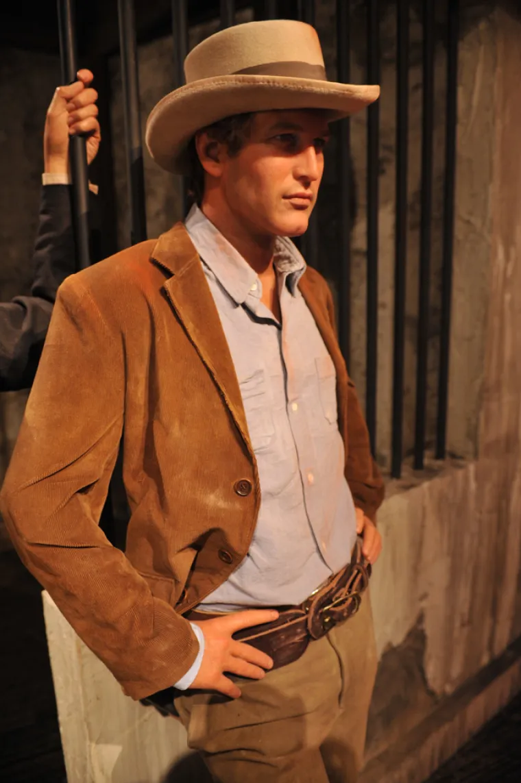 &quot;U početku im doista nije bilo lako. Paul nije imao redovite prihode pa je radio kojekakve poslove, od konobarenja do prodaje enciklopedija, hodajući s knjigama od vrata do vrata. Jackie je povremeno odlazila u New York i radila kao model, ali za to je bilo sve manje vremena. Newman je imao samo jedno odijelo, svako ga je jutro oblačio i odlazio na audicije i sastanke s raznim agentima, a poslijepodne nosio teški kovčeg s knjigama pokušavajući biti što bolji trgovac&quot;, rekao je Shawn Anthony Levy koji je 2008. izdao knjigu o Newmanu. Pričalo se da je fatalni holivudski zavodnik pio dvadesetak konzervi piva dnevno, a sve je zalijevao viskijem.