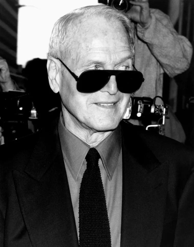 Za manje od tjedan dana, Paul Newman i Joanne Woodward vjenčali su se u Las Vegasu, nakon čega su medeni mjesec proveli u Londonu. Kada su ga svojedobno priupitali kako to da nikada nije došao u napast prevariti suprugu, Newman im je odgovorio: &quot;Ne volim govoriti o svom braku, ali nešto ću vam reći. Možda ćete moju izjavu smatrati ljigavom, ali to je istina. Kod kuće imam biftek - zašto bih onda jeo hamburgere vani?&quot;. No, izgleda da se Newman nakratko odlučio počastiti i jednim hamburgerom. Nakon 11 godina braka, ušao je u aferu s novinarkom koja je trebala pisati knjigu o njemu, Nancy Bacon. Zbog nje se Newman nakratko razišao od Joanne. &quot;Viđali smo se godinu, godinu i pol. Provodio bi kod mene svaku noć dva do tri tjedna, a onda bi otišao kod Joanne vidjeti nju i djecu. Govorio joj je da je zatrpan poslom, no i ona je znala da laže. Bili smo javna tajna u Hollywoodu&quot;, izjavila je kasnije njegova ljubavnica.

