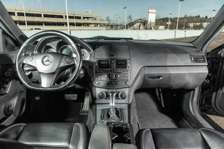 Danas njegov nasljednik ima 2,0-litreni motor s četiri cilindra koji proizvodi gotovo jednaku snagu, ali zvuk je nemjerljivo slabiji.