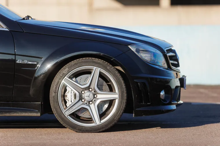 U opisu oglasa nisu mogli napisati da ga je vozila starija baka ili da je vožen samo vikendom jer svi znamo gdje je Schumacher boravio tijekom vikenda.