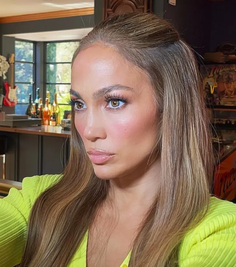Jennifer Lopez zna da velika količina proizvoda na njezinoj koži nije nužna na dnevnoj bazi. Upravo je ona jedna od prvih slavnih osoba koja je prigrlila novu tehniku šminkanja. 