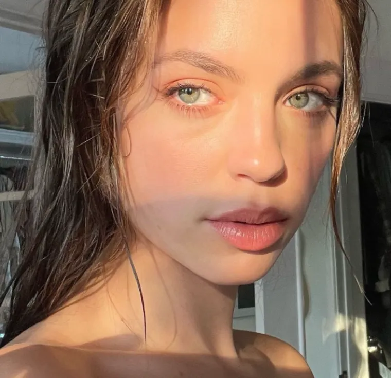 Na samom kraju dolazi highlighter i - voilà - prirodan izgled, uz minimalno šminke je tu. Upravo takav izgled obožava i Claudia Sulewski koja svakodnevno dijeli rezultate ove tehnike na svojim društvenim mrežama.