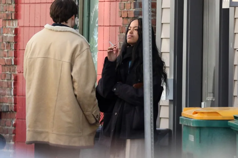 Malia Obama puši cigaretu u društvu prijatelja u Los Angelesu...