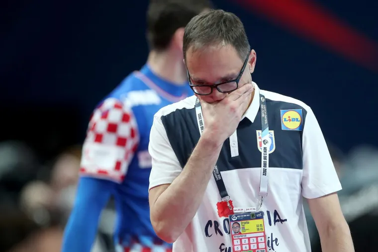 HRS će analizirati nastup hrvatskih rukometaša na Euru, hoće li Hrvoje Horvat ostati na klupi nakon neuspjeha na Euru, ili će Savez ostati iza svog izbora, kojem čuva leđa prvenstveno predsjednik HRS-a Tomislav Grahovac? HRS je, sad, na potezu...