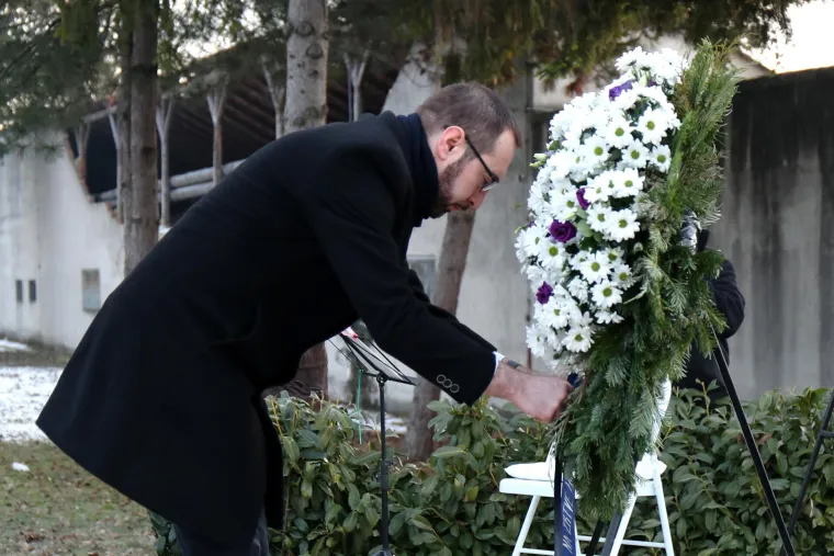 Izaslanstvo Grada Zagreba odalo počast žrtvama holokausta: Položili vijence na Mirogoju