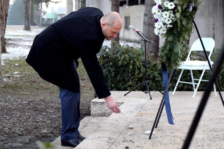 Izaslanstvo Grada Zagreba odalo počast žrtvama holokausta: Položili vijence na Mirogoju