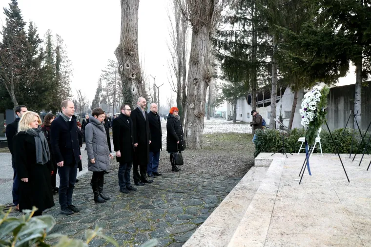 Izaslanstvo Grada Zagreba odalo počast žrtvama holokausta: Položili vijence na Mirogoju