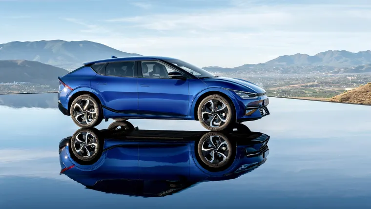 EV6 optimalno reagira u raznim okruženjima i uvjetima vožnje, zahvaljujući izboru od četiri napredna načina vožnje (Eco, Normal, Sport ili Snow) koje vozač odabire pritiskom na tipku. 