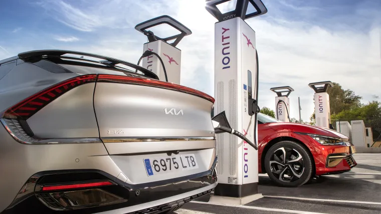Snaga starta s osnovnih 170 KS. Veća baterija od 77,4 kWh u kombinaciji je s elektromotorom od 229 KS koji pokreće stražnje kotače, a u izvedbi s pogonom na sve kotače dva elektromotora zajedno proizvode 325 KS. 