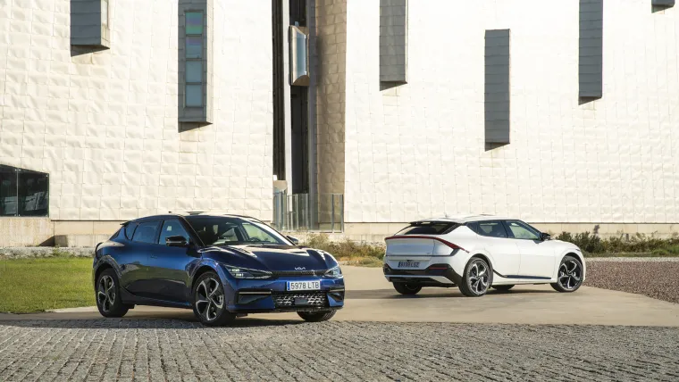 Kia planira povećati prodaju električnih vozila na 920.000 primjeraka u 2030. i postati vodeći svjetski pružatelj održivog e-mobilnog prijevoza. Kia planira svoju ponudu električnih vozila ojačati do 2026. s 11 EV modela, od kojih je prvi EV6. Od ovih 11 novih modela, sedam će biti izgrađeno na potpuno novoj platformi, a četiri vozila bit će verzije postojećih modela.