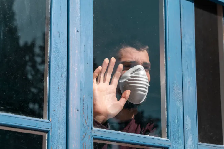 Ono što zabrinjava je spoznaja da je omikron bio smrtonosniji, vjerojatno bi vrlo malo mogli napraviti u smanjenju broja mrtvih. Raniji sojevi su uspješno bili držani pod kontrolom u mnogim državama sa jakim kontrolama na granicama, agresivnim izolacijama ljudi i korištenjem tradicionalnih epidemioloških alata kao što je praćenje kontakata. 