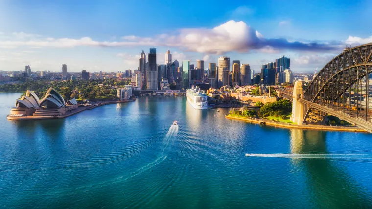 No, sve što je svijet isprobao u borbi protiv ranijih sojeva korone, nije bilo učinkovito u borbi protiv suzbijanja širenja virusa zaraznog kao omikron. Australija, koja je oštrim mjerama, uspjevala držati pod kontrolom ranije sojeve, sada ima ukupno 1,5 milijuna zaraženih. A oko 1,3 milijuna je samo u zadnja 3 tjedna i mogu se pripisati omikronu. 