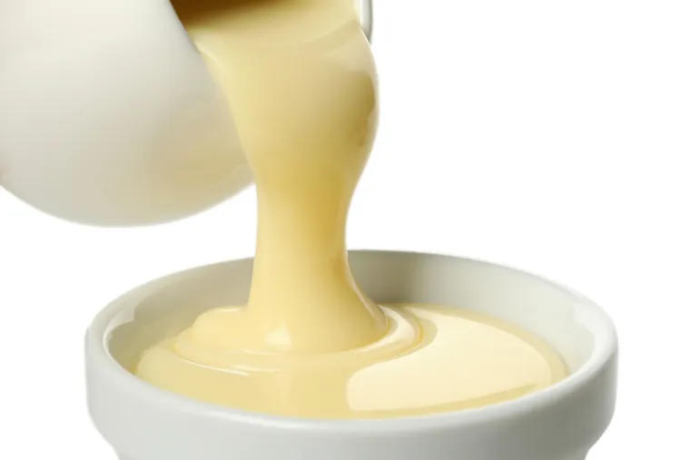 5. Kondenzirano mlijeko: Ako se u va&scaron;em vodokotliću nakuplja kalcij ili kamenac, rje&scaron;enje je pasta od kondenziranog mlijeka i sode bikarbone. Možda zvuči čudno, ali djeluje. Samo pomije&scaron;ajte jedan dio kondenziranog mlijeka s tri dijela sode bikarbone kako biste dobili gustu pastu. Nanesite ga preko mrlja i ostavite dva sata, a zatim izribajte četkom. Mlijeko će reagirati na kamenac u va&scaron;em spremniku, uklanjajući ga na siguran način, bez uključivanja jakih kemikalija. Najbolji dio ove metode je &scaron;to pastu možete koristiti i na svim drugim dijelovima va&scaron;e kupaonice i WC-a gdje su kalcij ili hrđa problem.
