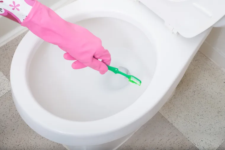 10. Četkica za zube: Četkica za zube izvrsna je za ribanje tvrdokornih mrlja koje su za sobom ostavile va&scaron;e domaće paste. Samo navlažite četkicu i nanesite pastu, a zatim idite na ona te&scaron;ko dostupna mjesta.
