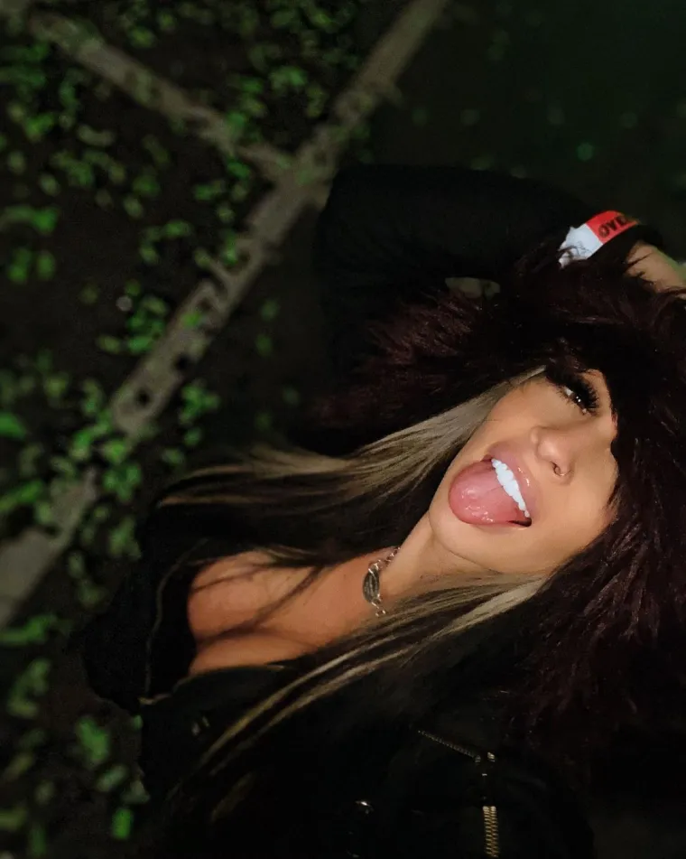 Prona&scaron;li smo profil djevojke koja je golim grudima isprovocirala skandal na stadionu, ni na njemu nije ba&scaron; posve čedna