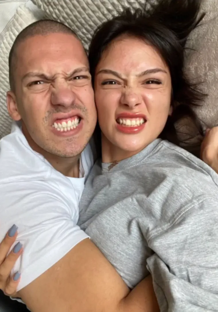 Također, i on i Anja su sa svojih Instagram profila obrisali sve zajedničke slike.  Anja, s kojom je Baka Prase bio u vezi je 21-godišnja fitness trenerica, a osim toga je i model te influencerica. Na Instagram profilu trenutno je prati gotovo 704 tisuće ljudi. 